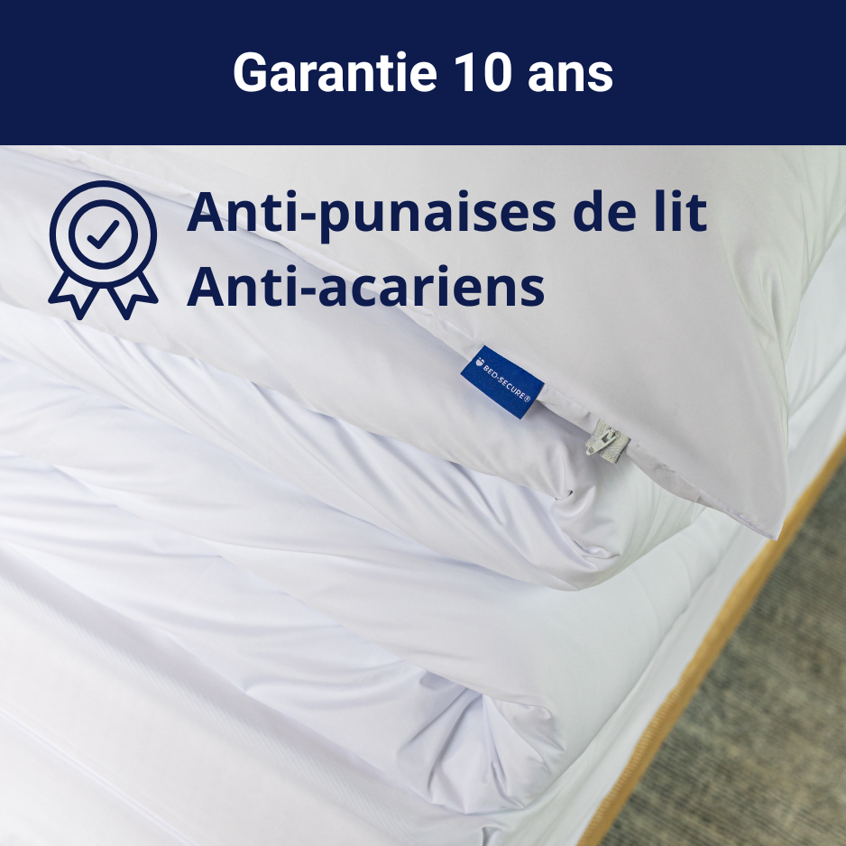 Housse de matelas anti-punaises de lit et anti-acariens offrant une garantie de 10 ans, présentée installée sur un matelas avec une étiquette visible.