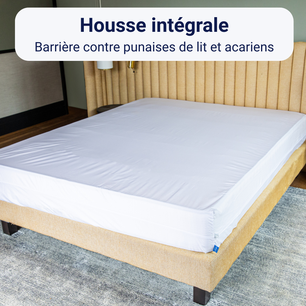 Housse intégrale blanche pour matelas installée sur un lit, présentée comme barrière contre les punaises de lit et les acariens, respirante, avec fermeture sécurisée, accompagnée d’icônes illustrant la protection anti-punaises, anti-acariens et la respirabilité.