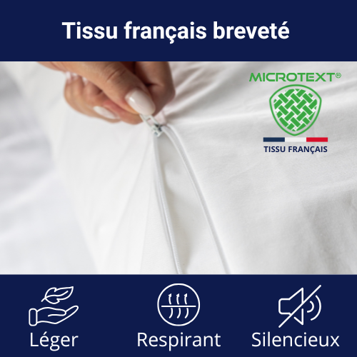 Main fermant une housse anti-punaises de lit fabriquée en tissu français breveté MICROTEXT, illustrant ses propriétés légères, respirantes et silencieuses.