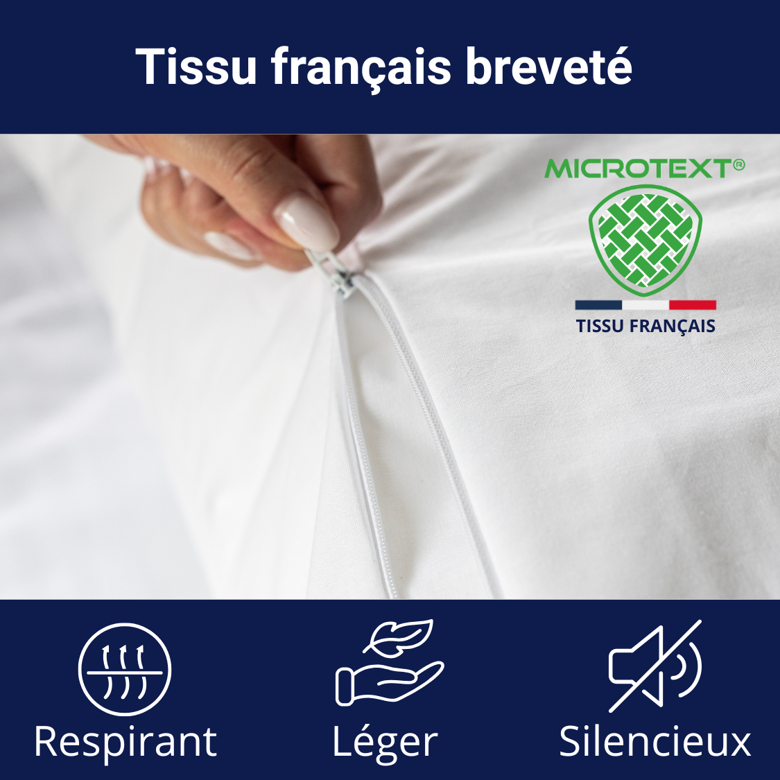 Main fermant une housse anti-punaises de lit fabriquée en tissu français breveté MICROTEXT, illustrant ses propriétés légères, respirantes et silencieuses.
